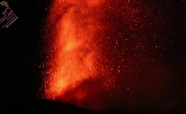 El último centro emisor del volcán de La Palma forma una nueva colada